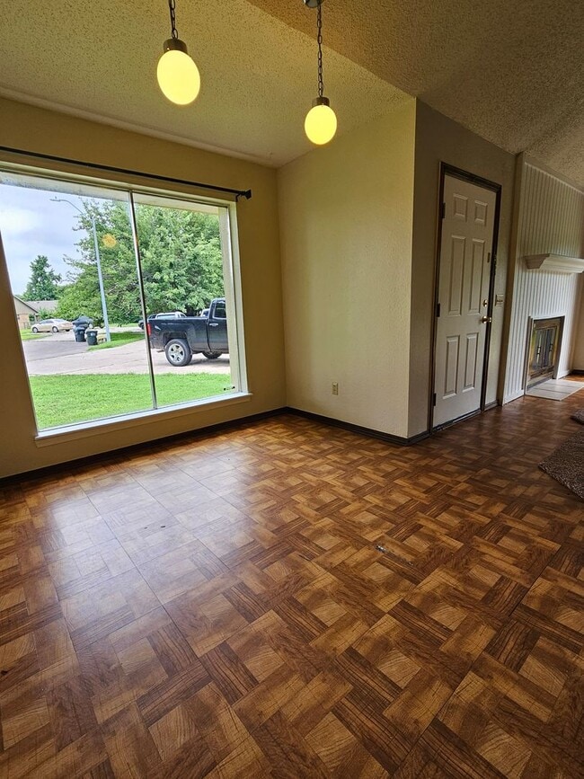 Building Photo - West Norman Duplex Avail NOW!
