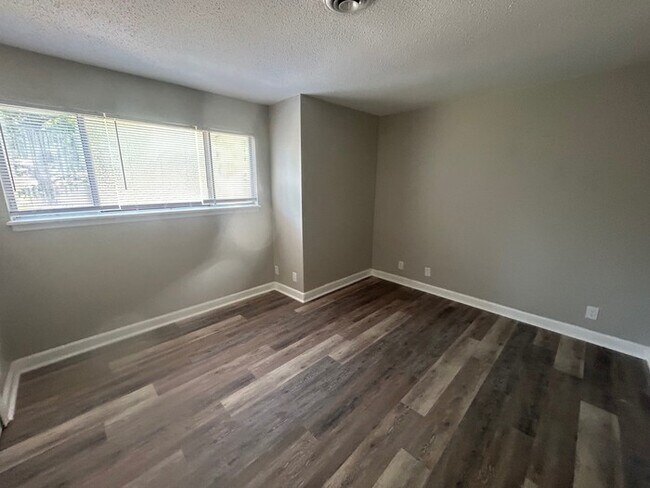Building Photo - 240 Jamil Rd