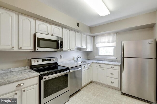 Building Photo - 14 Yorktown Ct