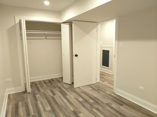 Building Photo - 722 W 59th St