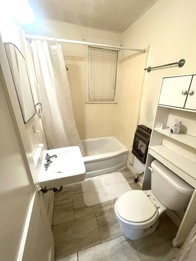 Building Photo - Move in Special: 1/2 off First Month's Rent - Located in the incredible Belhaven Historic District