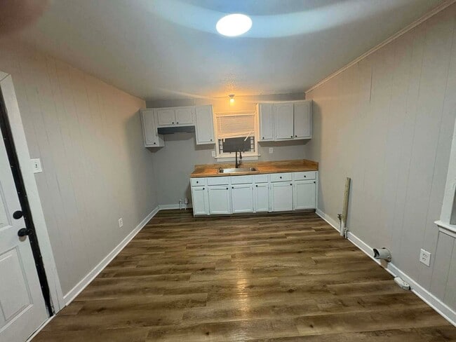 Building Photo - 668 Coach St