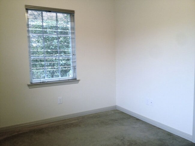 Building Photo - 1011 N LBJ Dr