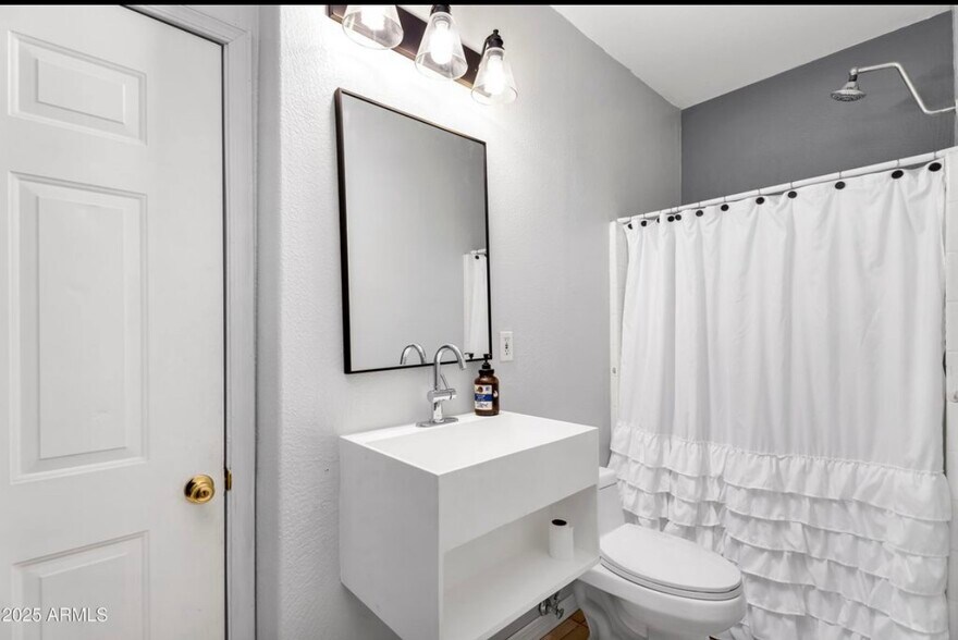 Building Photo - 15482 S Sequoia Cir