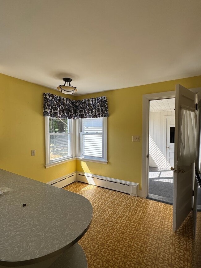 Building Photo - 2BR/1B House with Attached Garage for Rent!