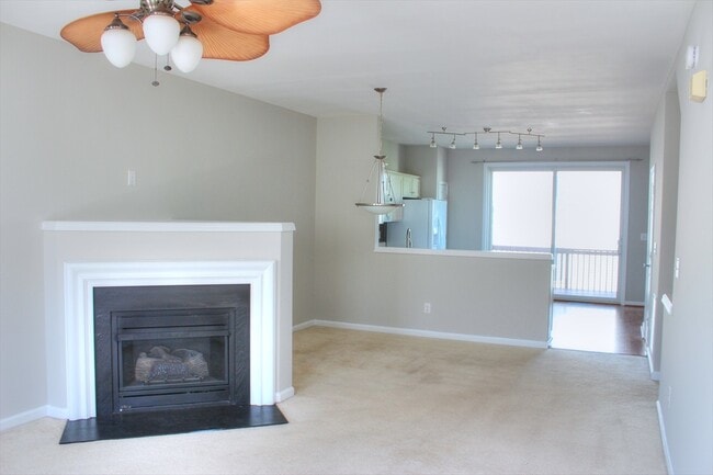 Building Photo - Great End Unit Townhome- Located in Mid-to...