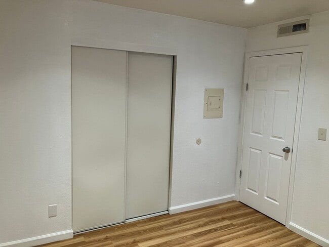 Building Photo - 1716 Sylvan Ave