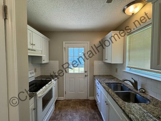 Building Photo - 3 bedroom 2 bathroom home in Charlotte!