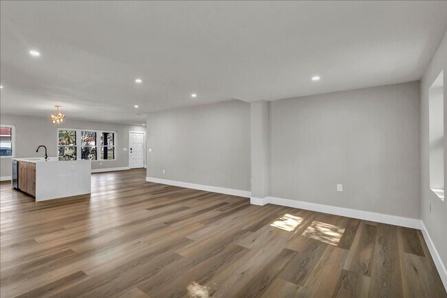 Building Photo - 525 Lamara Way NE