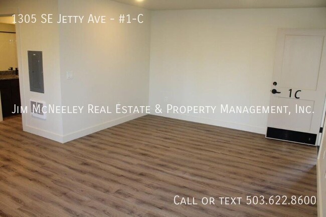 Building Photo - Lower level 2 bed/ 1 bath w/ 1 Assigned Pa...