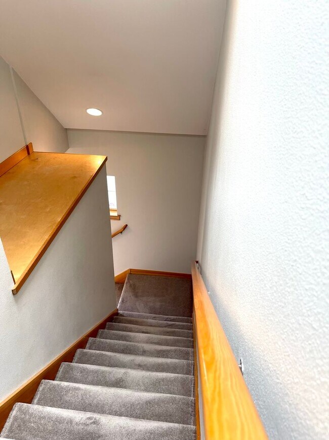 Building Photo - Desirable Downtown Poulsbo Place condo