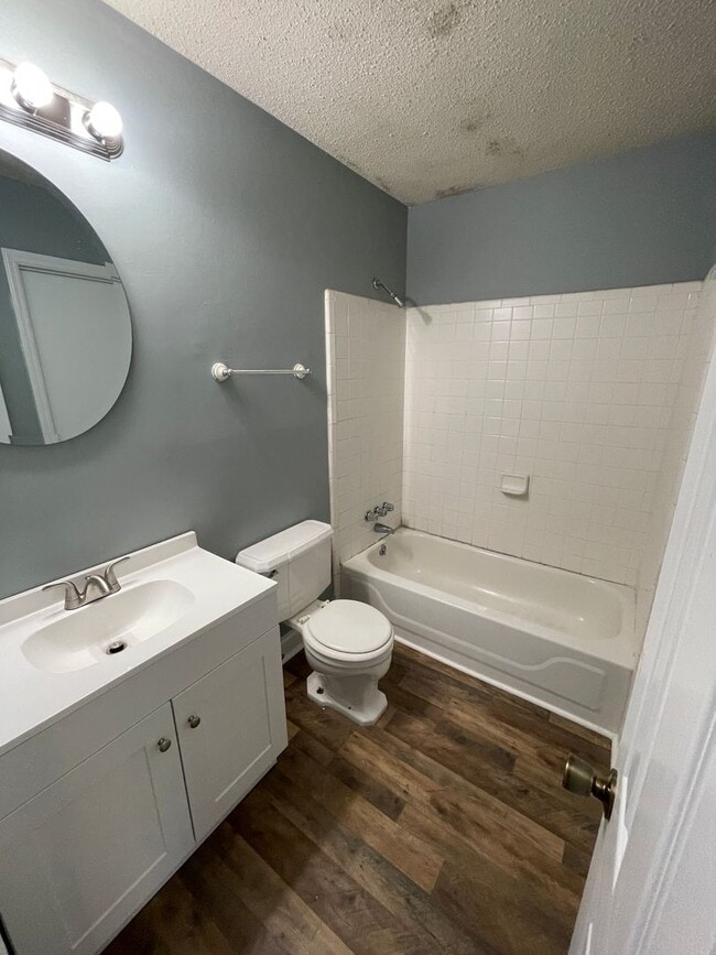Building Photo - 2 Bed, 1.5 Bath w/ W&D in Unit-Move in Ready!
