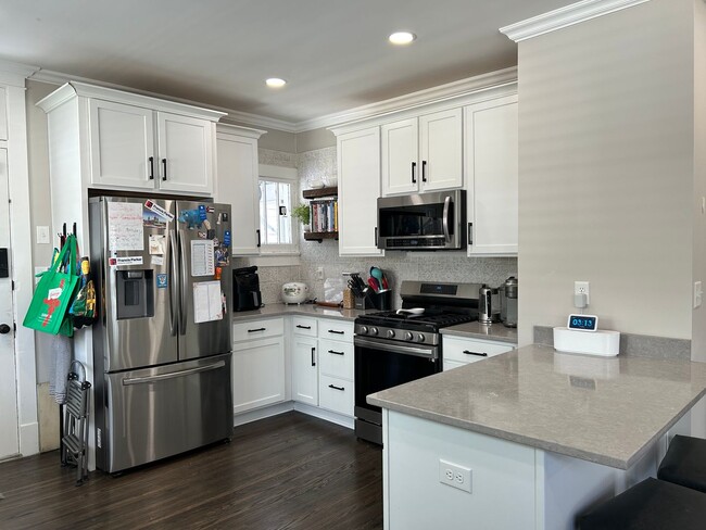 Building Photo - Updated 4 Bed 3 Bath Highlands Bungalow