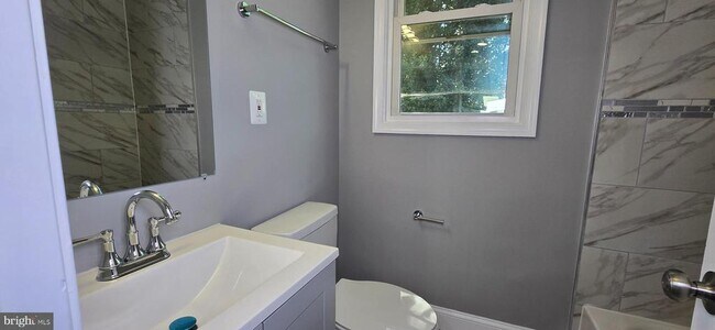 Building Photo - 405 34th St SE