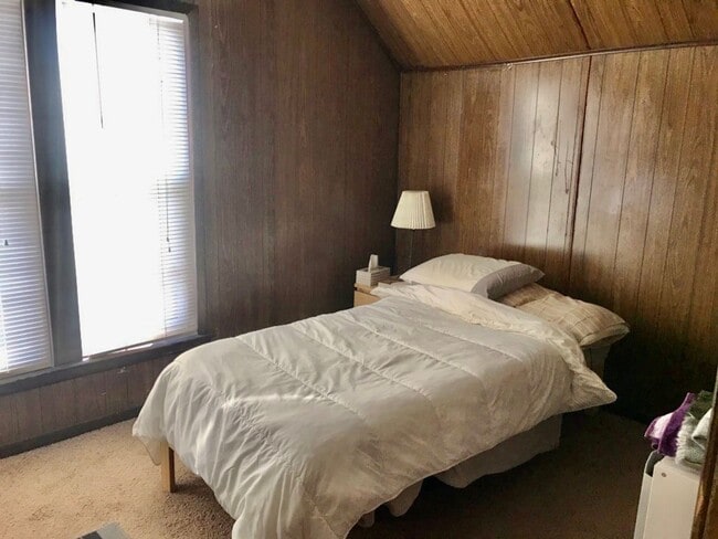 Building Photo - GREAT Remodeled 5BD/2.5BA Property near Di...