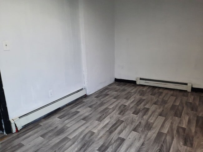 Building Photo - 32 Douw St