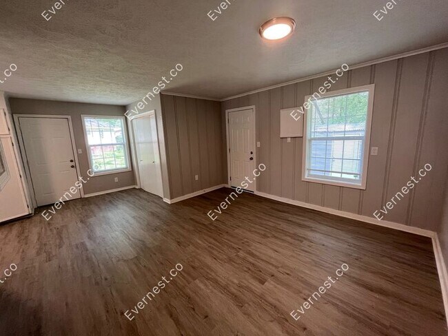 Building Photo - 160 Meadowview St