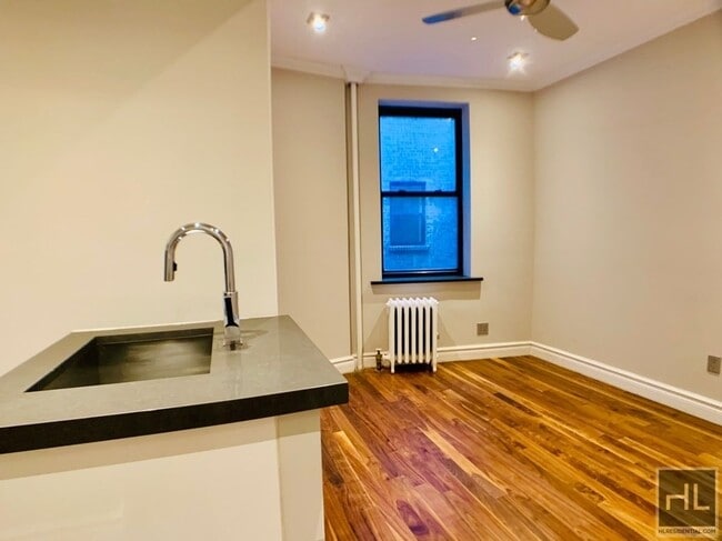 Building Photo - 326 E 35th St
