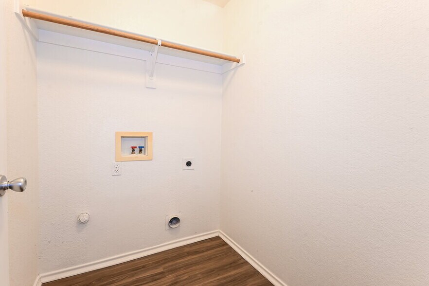 Building Photo - 1011 Caliente Dr