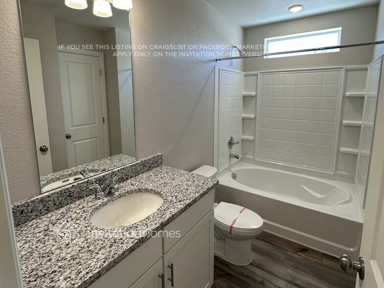 Building Photo - 3341 Streamwood Dr