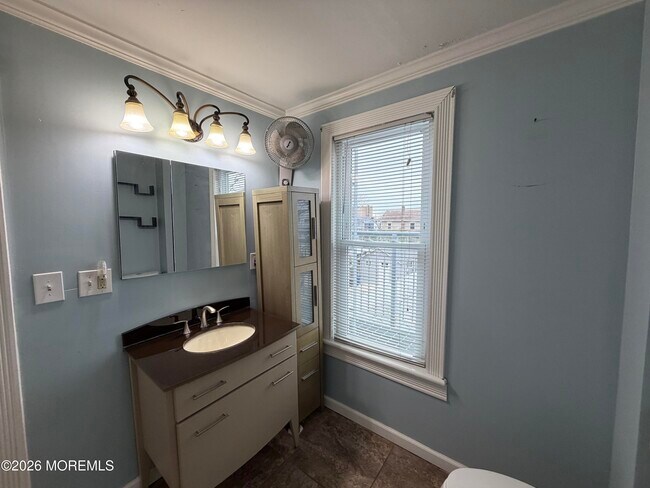 Building Photo - 406 4th Ave