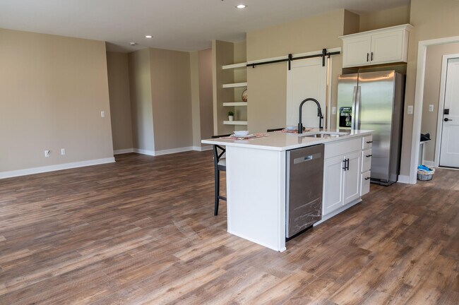 Building Photo - 8463 Oak Shade Cir