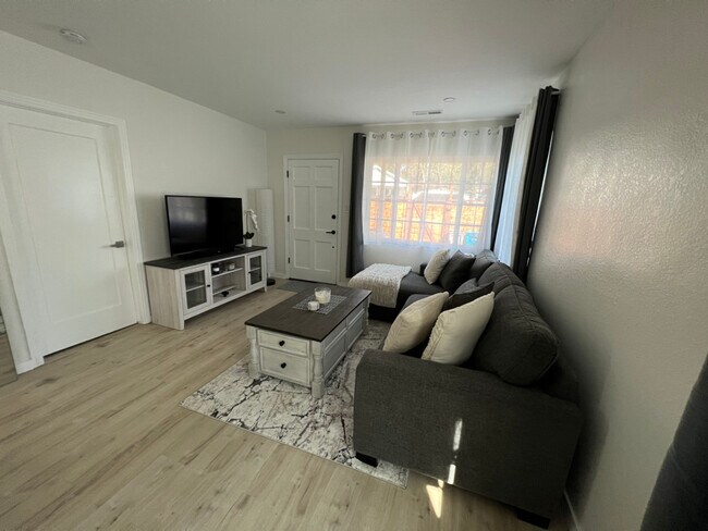 Building Photo - 400 Calle Del Monte