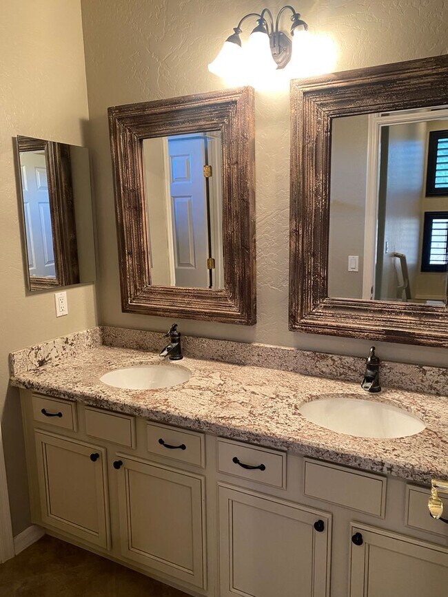 Building Photo - Beautiful 6 Bedroom - 4 Bath w/Private Poo...