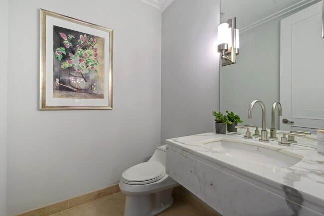 Building Photo - 159 E Walton Plz