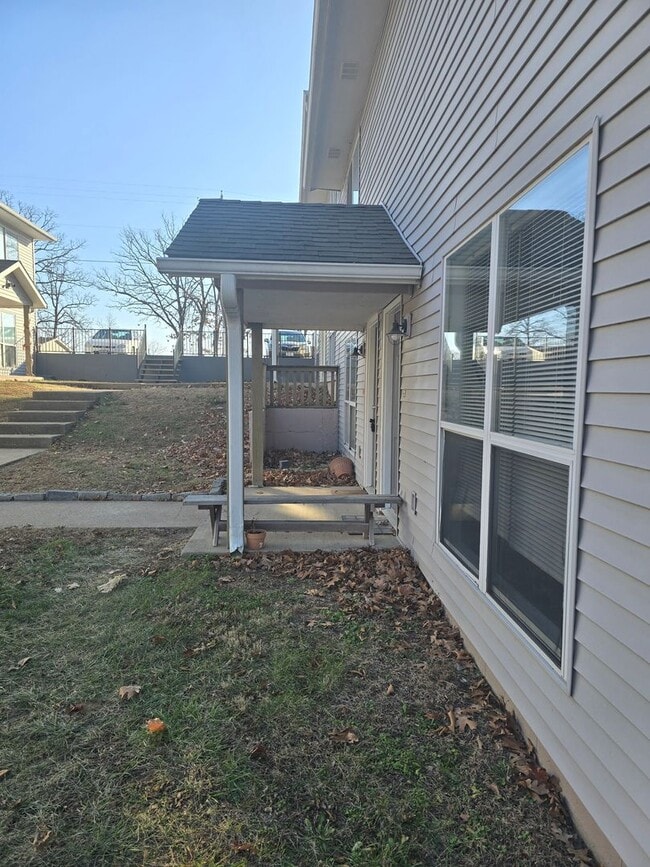 Building Photo - Newly Renovated 2 Bedroom 1.5 Bathroom Townhouse in Osage Beach!