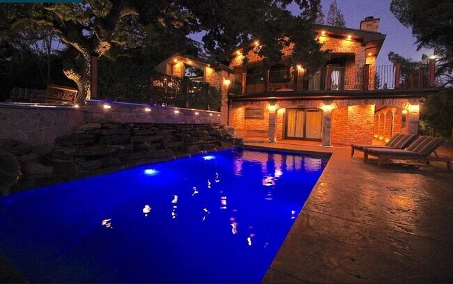 Building Photo - 6 Bed 4 Bath In Alamo