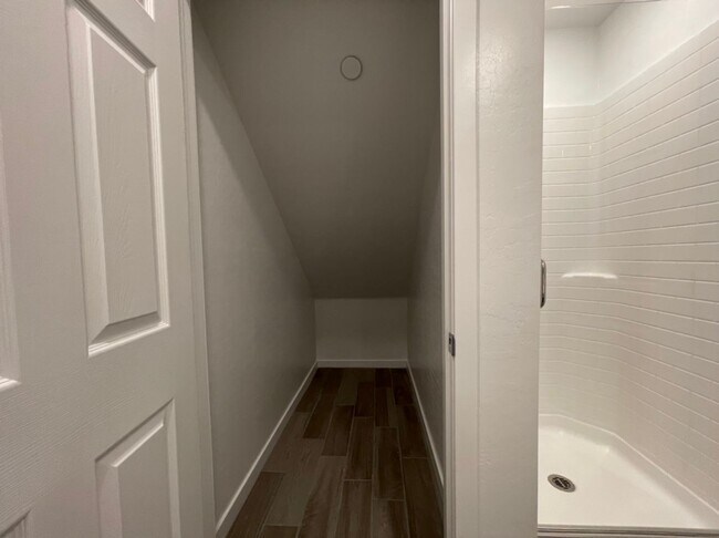 Building Photo - GATED 3 BED 3 BATH 2 CAR GARAGE TOWNHOUSE w/ LOFT + ROOM DOWNSTAIRS & COMMUNITY POOL IN HENDERSON