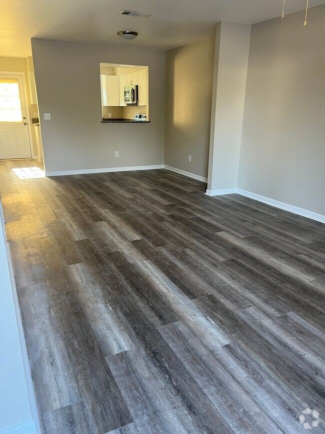 Building Photo - 2BR/1.5BA Townhome Style