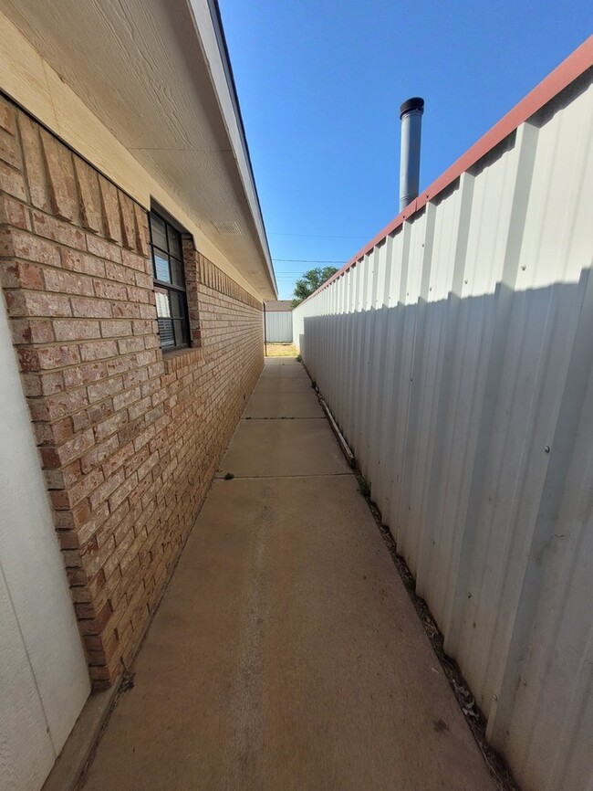 Building Photo - 3 bed 2 bath and 2 car garage!