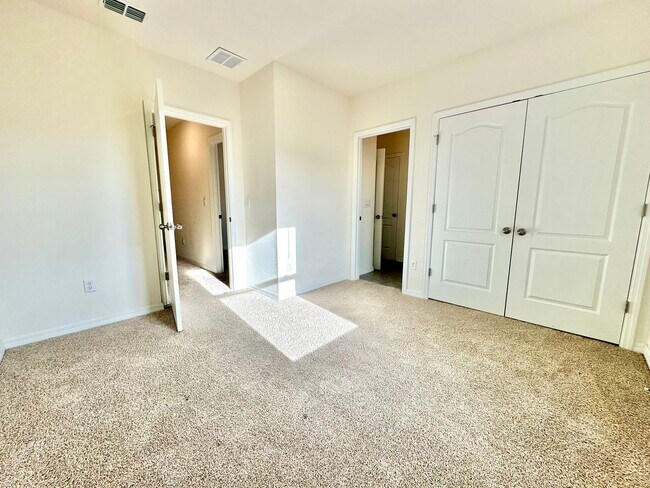 Building Photo - Fresh, modern & convenient 3Bedrooms/2.5Baths home in Daytona Beach!