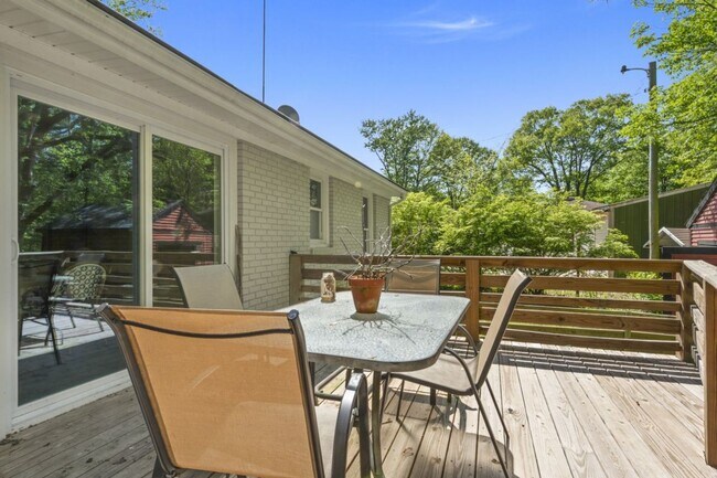 Building Photo - 3 Bedroom Furnished in Oldham County
