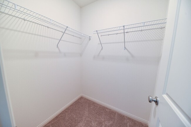 Building Photo - 5 Bed 3 1/2 Bath,  Beautiful home in gated community!