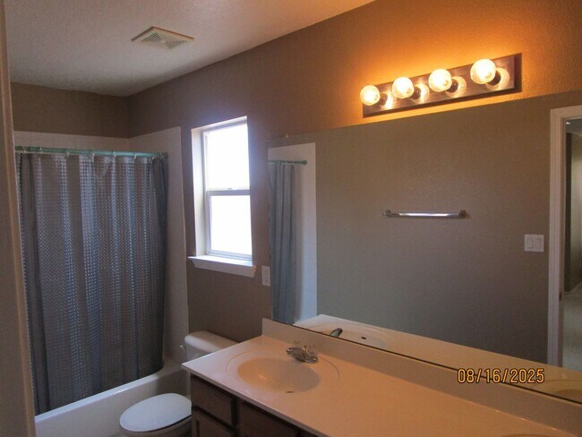 Building Photo - NW 3BR 2 1/2B 1605SF