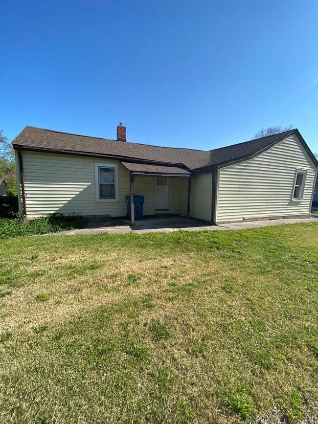 Building Photo - Two Bedroom House in Alton