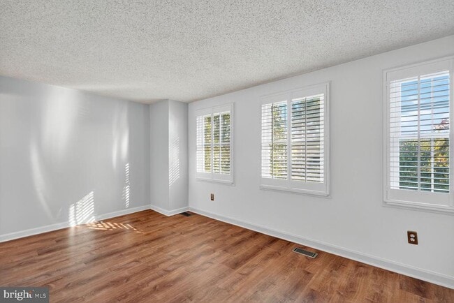 Building Photo - 5320 Larochelle Ct