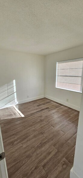 Building Photo - 422 Lakeside Dr