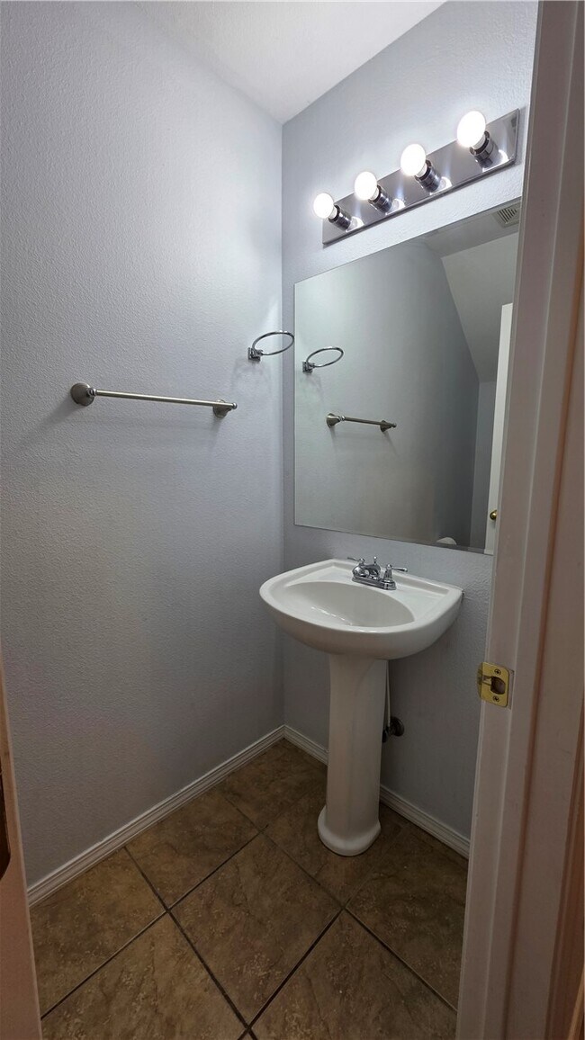 Building Photo - 4102 SW Chapelstone Ave