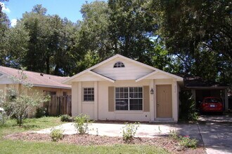 Building Photo - CUTE AFFORDABLE 2/2 DUPLEX off Michigan!