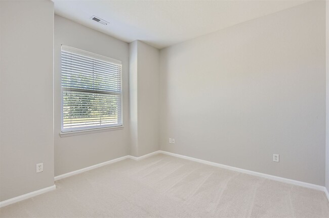Building Photo - Newly Updated 3 Bedroom, 2 Bath Townhome I...