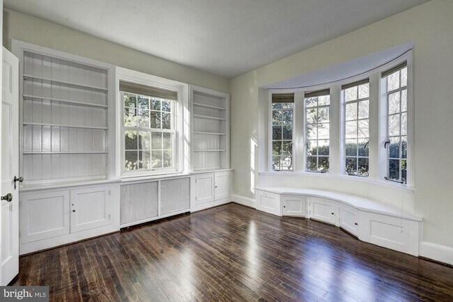 Building Photo - 4910 Hillbrook Ln NW