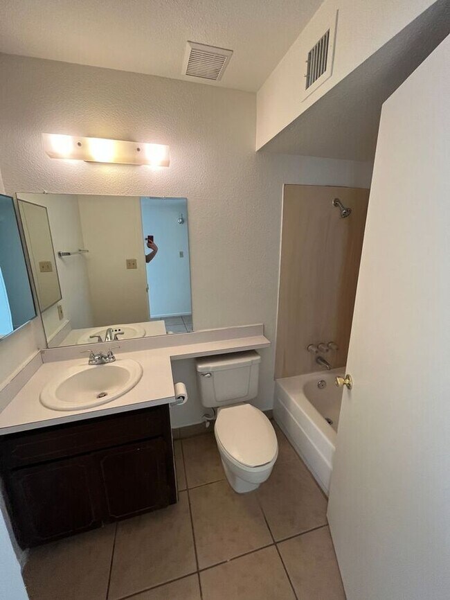 Building Photo - COMING SOON! 3 Bedroom/ 2 Bath with Conven...