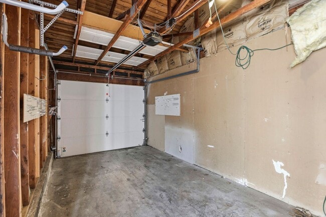 Building Photo - Freshly Renovated Single-Family Townhouse for Rent