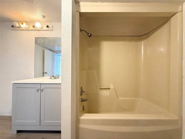 Building Photo - 2822 S Bartell Dr