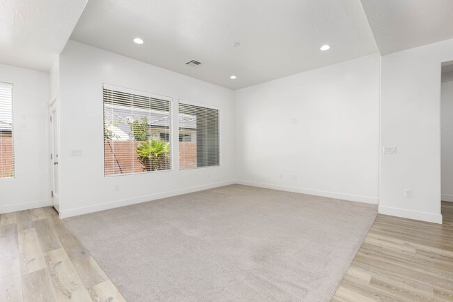 Building Photo - 3 bed plus office / 2.5 bath / 3 car Single Story with Community Pool!