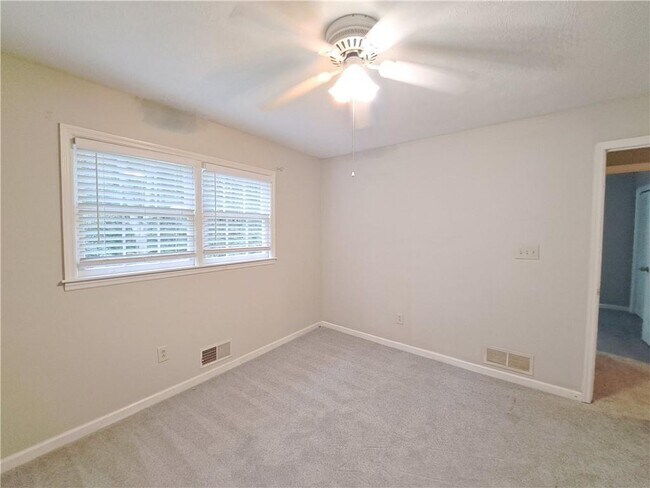 Building Photo - 844 Chandler Dr SW
